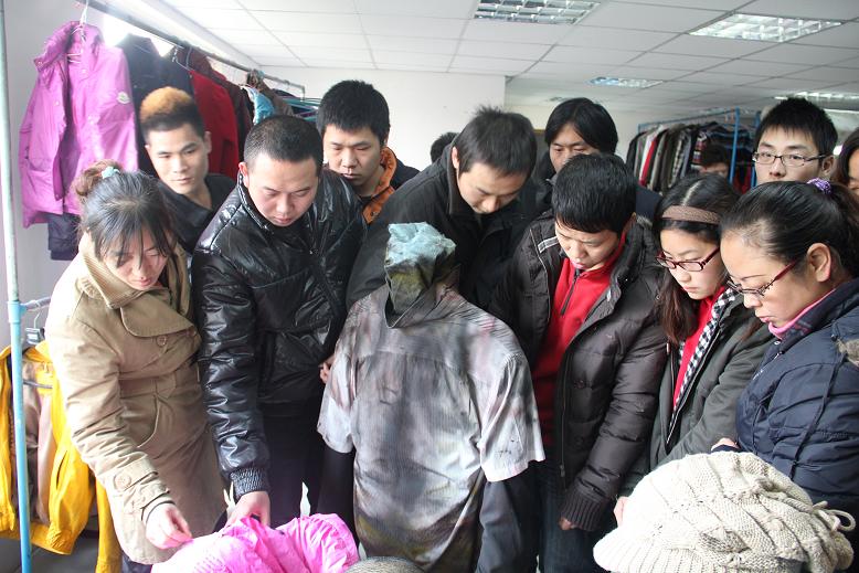 UCC干洗店加盟總部手把手為干洗店加盟商進行干洗技術(shù)培訓(xùn)