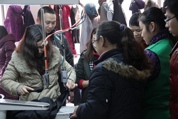 劉莉莉所開的UCC干洗加盟店每天的洗衣顧客絡繹不絕