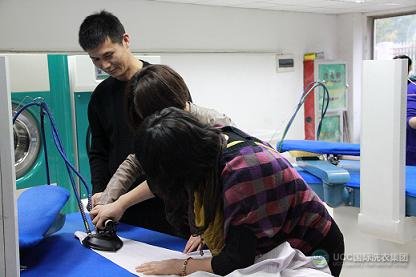 熨燙時(shí)為什么需要用到水的原因